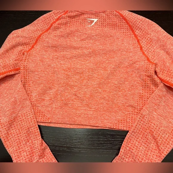 Size medium gym shark crop top - Picture 3 of 3